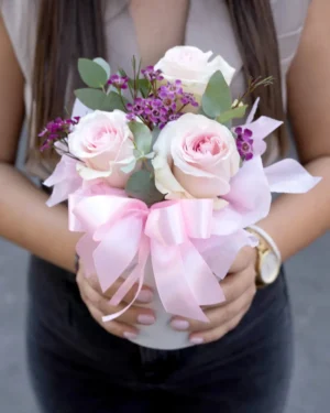 Beli box sa roze ružama
