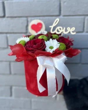 Box aranžman sa ružama, hrizantemom i dekoracijom