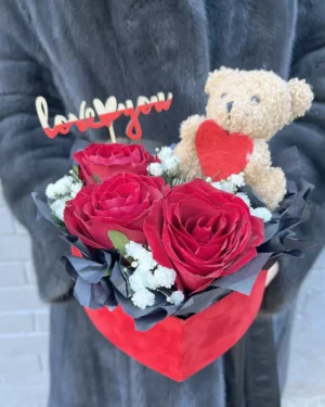 Box aranžman srce sa ružama i medom