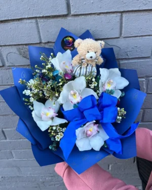 Buket plavih orhideja i meda