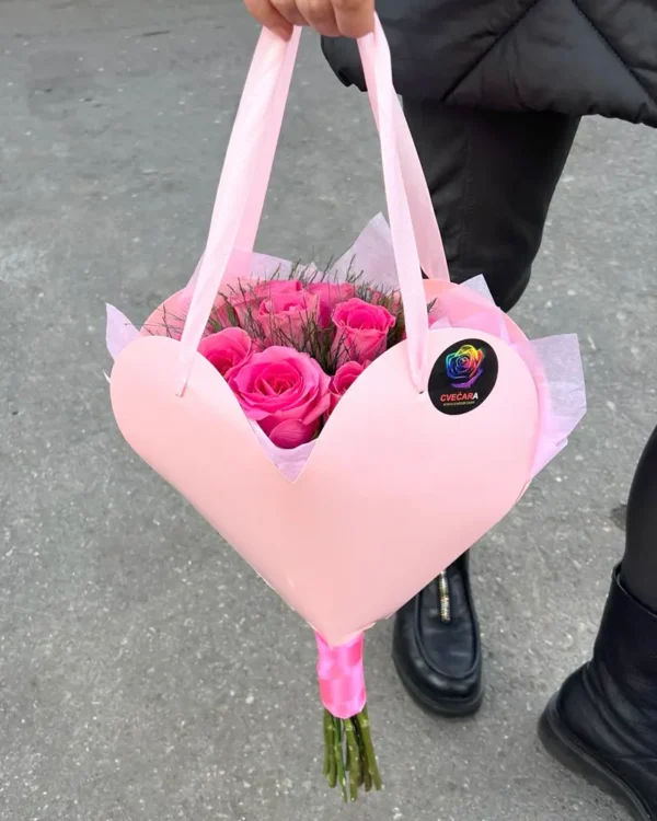 Buket od ruža u atraktivom pakovanju